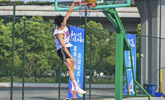 Idle space under overpass turns into largest basketball park in Hangzhou