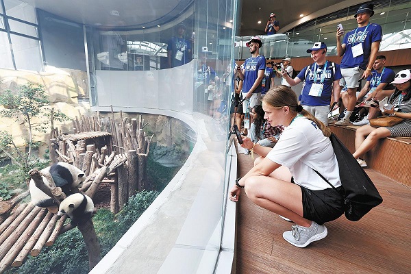 Pandas prove popular with FISU games participants