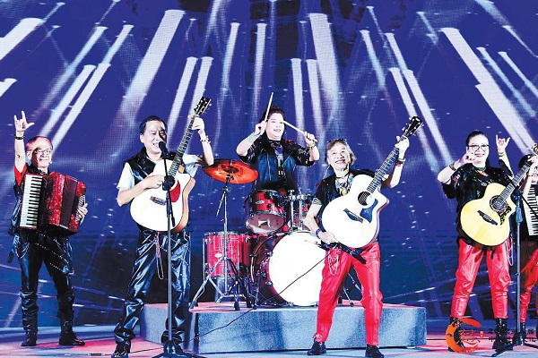 Sonic seniors form band and rock out to youthful rhythm