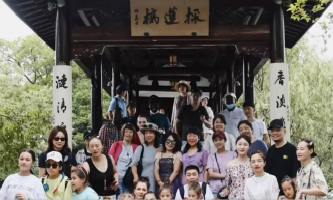 Foreigners enjoy hand-on experiences in Hangzhou