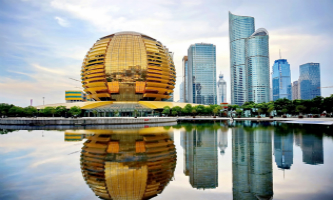 Hangzhou officials offer foreigners a helping hand
