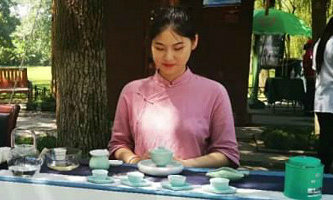 Volunteers serve free ice tea alongside West Lake