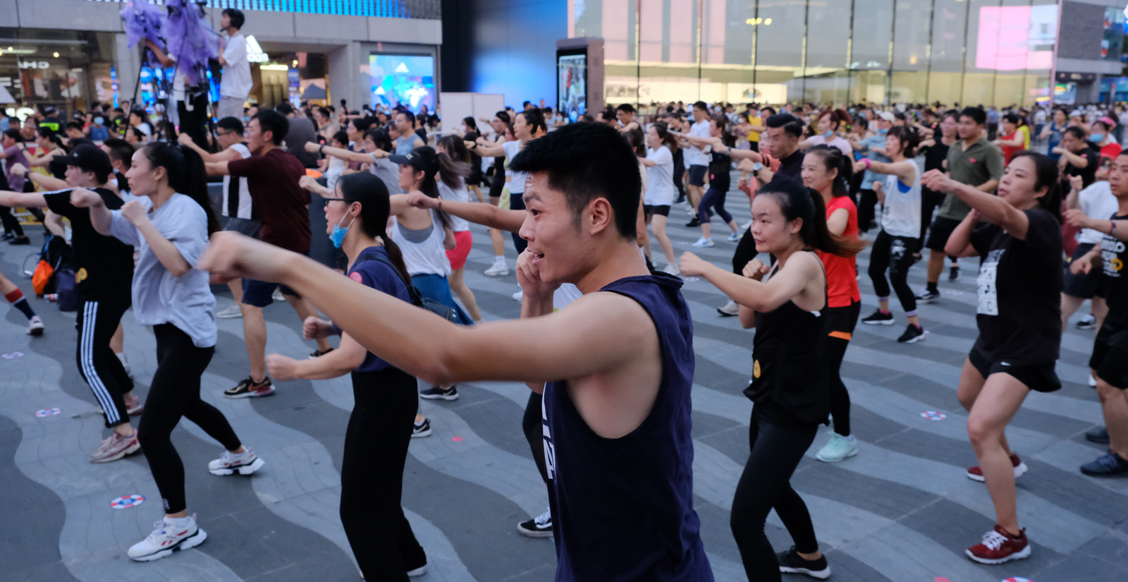 Hangzhou residents take part in mass exercise event 