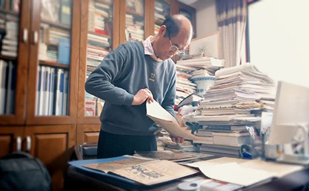 Hangzhou uncle celebrates Asian Games with old newspapers