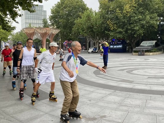 89-year-old man dreams to skate to 100