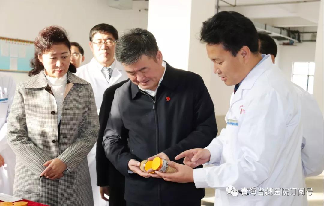 省委常委、常務(wù)副省長李杰翔赴省藏醫(yī)院為“全國中醫(yī)藥杰出貢獻(xiàn)獎”獲得者尼瑪頒發(fā)證書和獎?wù)?圖1)
