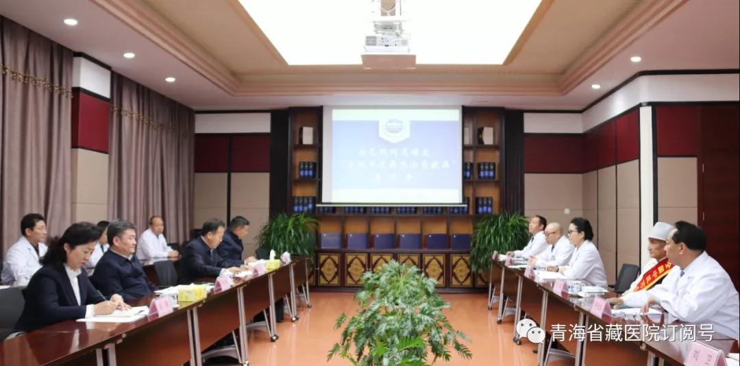 省委常委、常務(wù)副省長李杰翔赴省藏醫(yī)院為“全國中醫(yī)藥杰出貢獻(xiàn)獎”獲得者尼瑪頒發(fā)證書和獎?wù)?圖5)