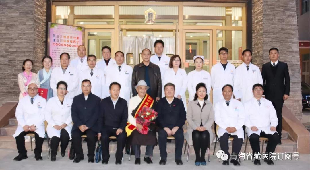 省委常委、常務(wù)副省長李杰翔赴省藏醫(yī)院為“全國中醫(yī)藥杰出貢獻(xiàn)獎”獲得者尼瑪頒發(fā)證書和獎?wù)?圖6)