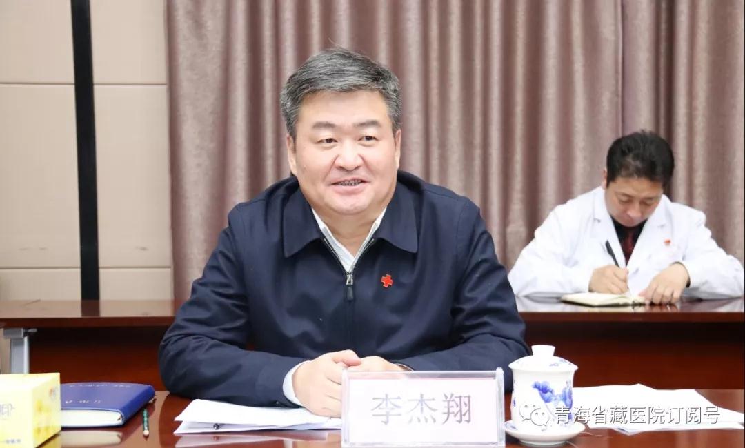 省委常委、常務(wù)副省長李杰翔赴省藏醫(yī)院為“全國中醫(yī)藥杰出貢獻(xiàn)獎”獲得者尼瑪頒發(fā)證書和獎?wù)?圖4)