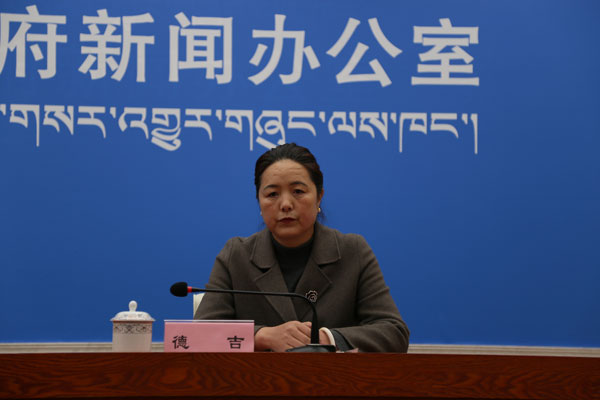 圖為新聞發(fā)言人 自治區(qū)衛(wèi)生健康委藏醫(yī)藥管理局局長(zhǎng) 德吉.jpg