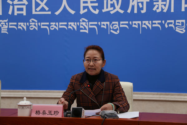 圖為新聞發(fā)言人： 自治區(qū)衛(wèi)生健康委黨組副書記、主任 格桑玉珍.jpg